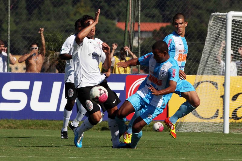 O Londrina chegou a dominar a partida contra o anfitrião Corinthians-PR, mas o gol do Timãozinho desestabilizou o Tubarão | Walter Alves/Gazeta do Povo