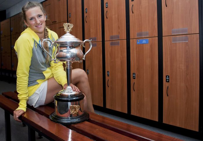 Victoria Azarenka posa com o troféu do Aberto da Austrália no vestíário em Melbourne | Ben Solomon/Reuters