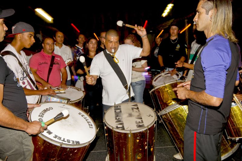 O entusiasmo do público com a bateria da Escola de Samba Acadêmicos da Realeza é uma das mostras de que o curitibano está voltando a aprender a gostar de samba e do carnaval da cidade | Fotos:Antônio Costa/Gazeta do Povo