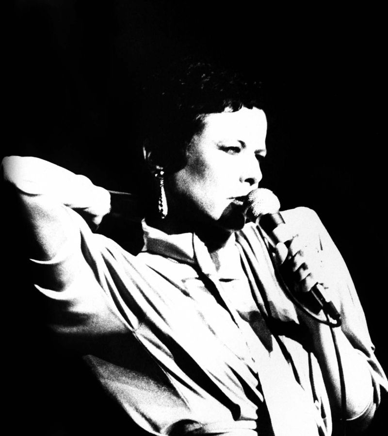 Elis Regina em uma apresentação da turnê Trem Azul, a última que faria antes de morrer em decorrência de overdose de cocaína e álcool em 19 de janeiro de 1982 | Miguel Benevides/Reprodução