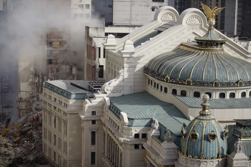 Imagem mostra Teatro Municipal em primeiro plano e ao fundo o local do desabamento dos três prédios | REUTERS/Ricardo Moraes
