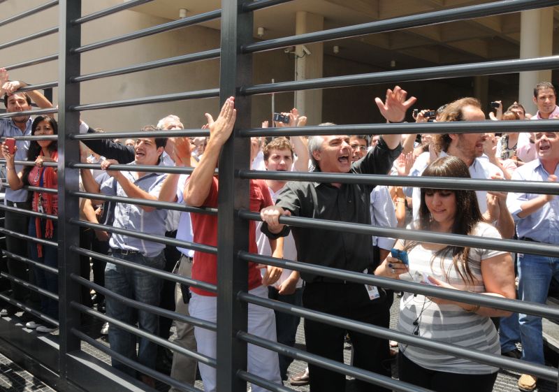 Funcionários do grupo Clarín protestam contra uma inspeção do prédio da companhia pelo governo argentino, em dezembro do ano passado | Juan Vargas/AFP