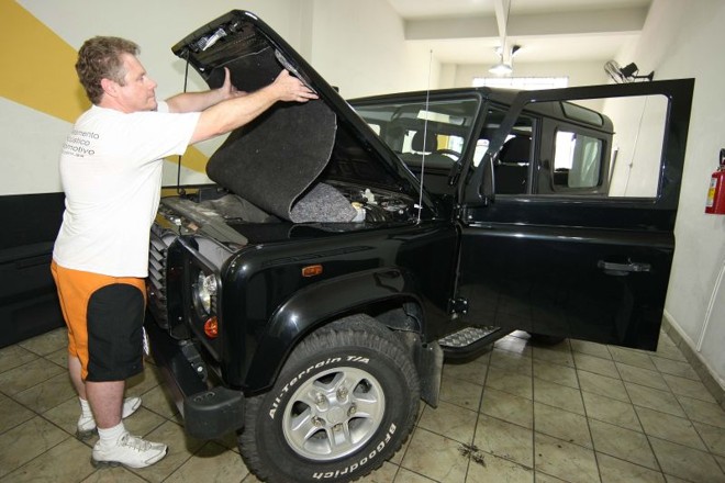 Land Rover Defender recebendo isolamento contra ruídos, água e poeira | Ivonaldo Alexandre/Gazeta do Povo