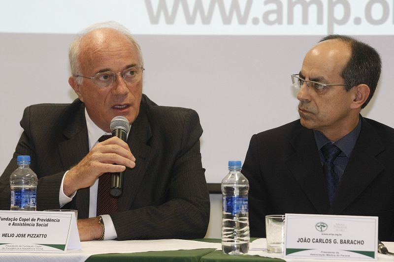 Presidentes da Fundação Copel, Hélio Pizzato, e da AMP, João Carlos Barracho, celebram acordo | Jonathan Campos/ Gazeta do Povo