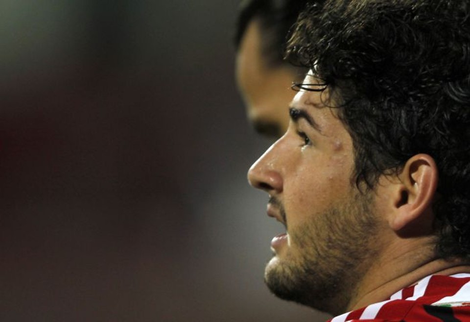 Pato estraga a estreia de técnico que pretende contratá-lo Alexandre Pato marcou logo no início da partida o gol da vitória do Milan sobre o PSG no amistoso em Dubai. | Jumana El Heloueh/Reuters