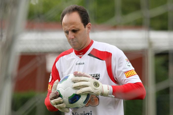 Recomendação médica é de que Rogério Ceni passe por cirurgia no ombro direito, mas goleiro quer tentar se recuperar sem a operação | João Neto/VIPCOMM