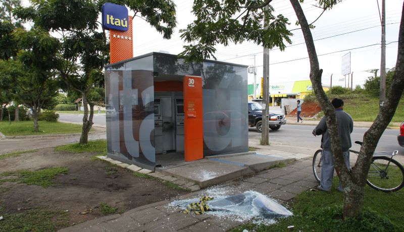 Caixa eletrônico do Itaú é explodido por bandidos em Piraquara | Jonathan Campos / Agência de Notícias Gazeta do Povo