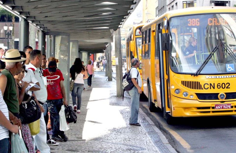 Que horas passa o ônibus? Ônibus: fundamental para a eleição. | Marcelo Elias/Gazeta do Povo