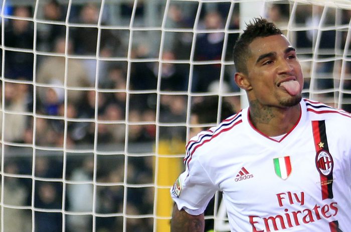 Boateng faz graça na comemoração do segundo gol do Milan na vitória fora de casa sobre a Atalanta | Stefano Rellandini/Reuters