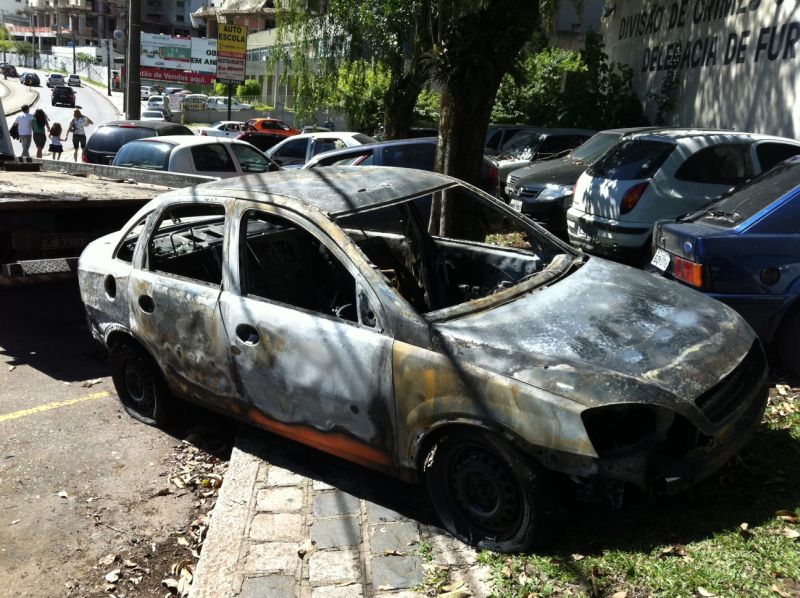 O táxi que, segundo a polícia, foi incendiado pelo acusado, em simulação de assalto | Divulgação