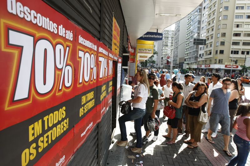 Fila durante promoção em 2011: neste ano, as redes também farão a queima do estoque em suas lojas on-line | Daniel Castellano / Gazeta do Povo