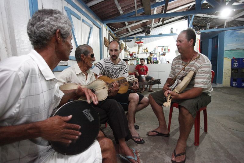 A manifestação tradicional acontece mais vezes durante a temporada: Bar Akdov é o ponto de encontro dos fandangueiros | Fotos: Jonathan Campos/ Gazeta do Povo
