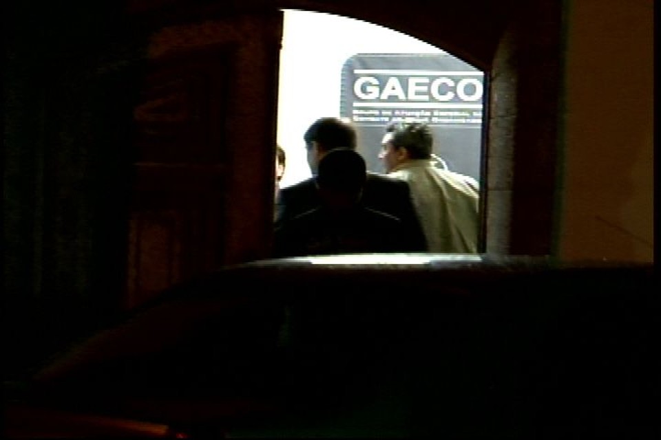 Cleber Salazar chega à sede do Gaeco, em Curitiba. Ele é acusado de fraudar bombas em postos de combustível na capital | ÓTV/Reprodução