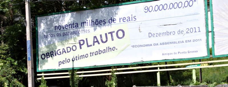 Em Ponta Grossa, outdoor destaca o deputado estadual Plauto Miró, sem mencionar outros deputados que ajudaram a Assembleia a economizar R$ 90 milhões | Josue Teixeira/Gazeta do Povo