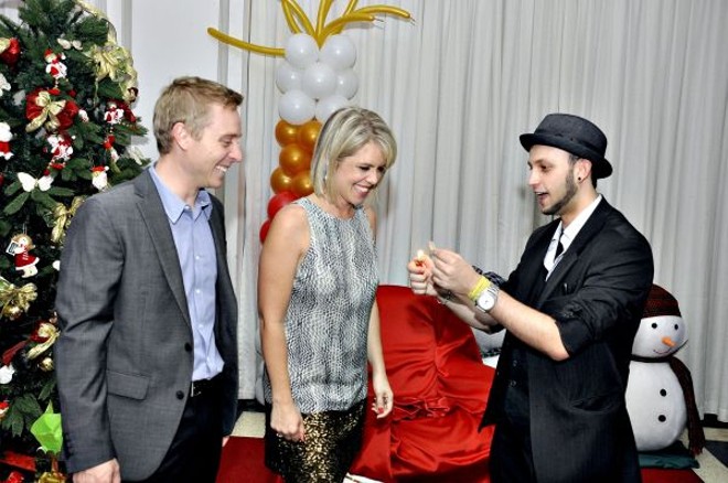 A Ademilar Consórcio de Imóveis comemorou 20 anos com um jantar no restaurante Madalosso, onde participaram cerca de 350 convidados das cidades onde a empresa possui filiais e representações. Na festa, os diretores da Ademilar, Raul Schuchovsky Neto e Tatiana Schuchovsky Reichmann, apreciam as mágicas close-up de Guilherme Parras |