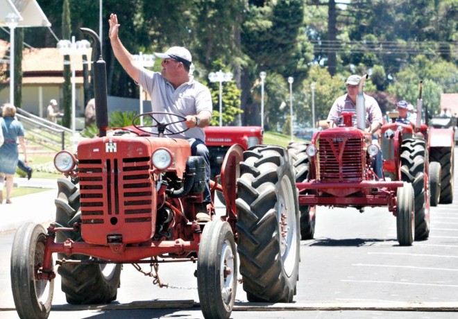 Desfile de tratores utilizados ao longo dos 60 anos da comunidade | 