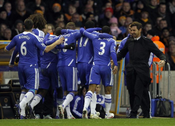 Jogadores do Chelsea comemoram com o técnico André Villas-Boas a vitória sobre o Wolverhampton | Reu
