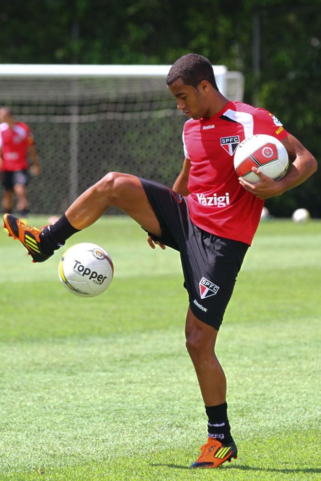 Repeteco tricolor- Após a goleada na estreia do Paulista, com 4 a 0 sobre o Botafogo-SP, o técnico Emerson Leão vai levar a campo hoje a mesma escalação. O duelo esta noite é contra o Oeste, em Presidente Prudente. No meio de campo, Wellington, Denilson, Cícero e Lucas (foto) estão mantidos, assim como Fernandinho e Luis Fabiano no ataque. Já Fabrício, Paulo Miranda, Jadson e Rogério Ceni seguem fora da equipe neste início de temporada. Será o mesmo time. Quando a pergunta é fácil eu respondo sem problema, justificou Leão | Luiz Pires/ Vipcomm