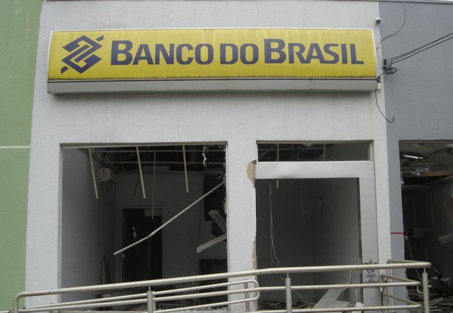 Bandidos utilizaram materiais explosivos para danificar as agências de dois bancos em Alto Alegre, distrito de Colorado, no Paraná | Polícia Civil/Divulgação