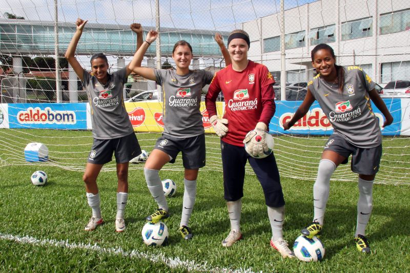 A volante Bruna, a meia Andressa, a goleira Dani e zagueira Tayla são as representantes do time de Foz do Iguaçu na seleção brasileira sub-20 | Walter Alves/ Gazeta do Povo