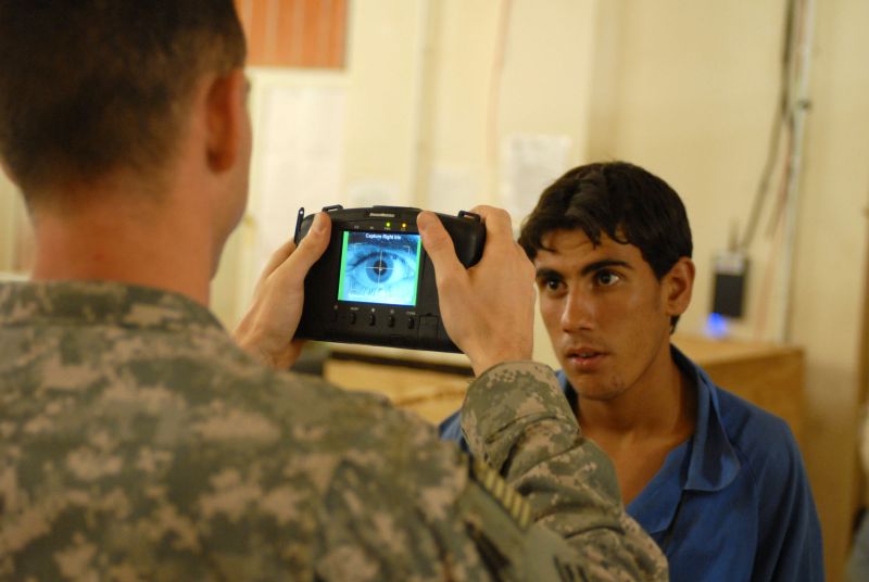 Militar norte-americano faz teste de identificação biométrica em iraquiano, em Bagdá | The U.S. Army/Creative Commons