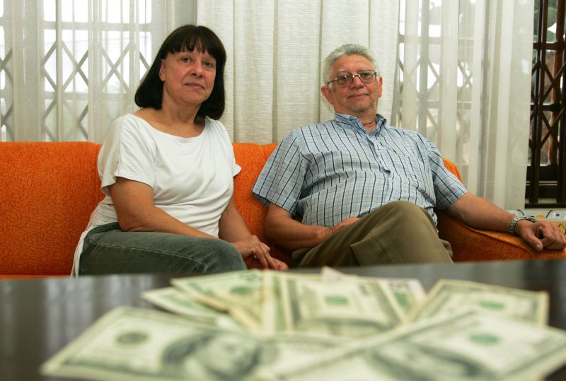 Maria Deucélia e Antônio Celso compraram dólares dois meses antes da viagem e fugiram das cotações mais altas, comuns em época de férias | José Teixeira / Gazeta do Povo