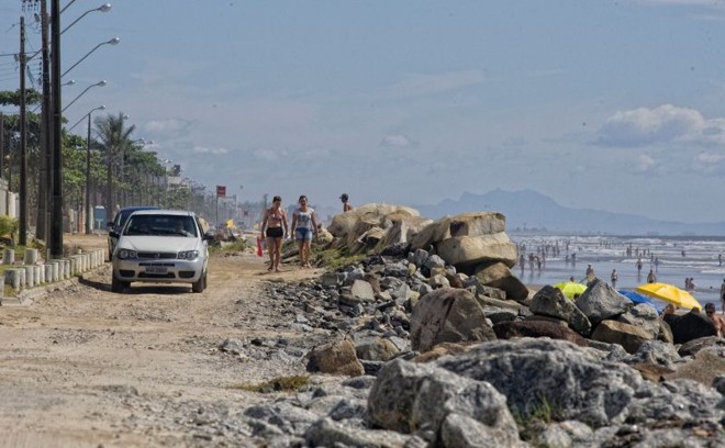 Balneário Grajaú, em Pontal, e na praia Brava, em Caiobá: algumas vias sofrem com falta de estrutura, outras estão em más condições | 