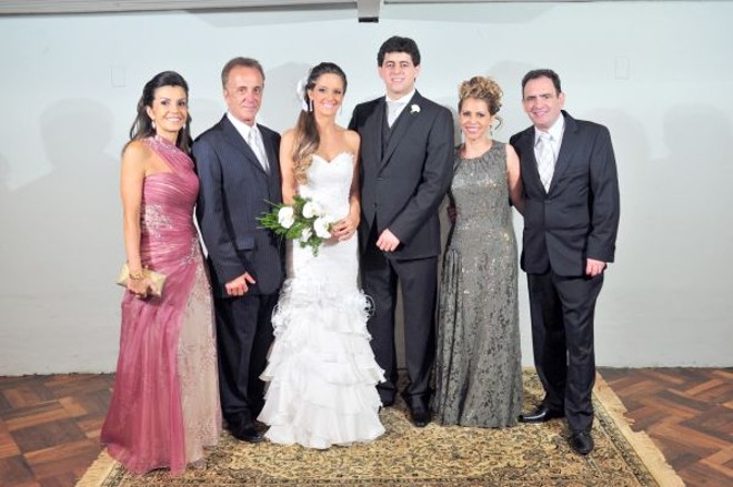 Os noivos Ana Célia Ramos Garcia e Murilo Francisco do Amaral (ao centro), na festa realizada no salão Azul do Clube Curitibano, em dezembro, após a cerimônia na igreja São Francisco de Paula, ladeados pelos casais Ana Beth Ramos Garcia e Celestino Garcia Vidal e por Solange Veiga do Amaral e Amazonas Francisco do Amaral | 