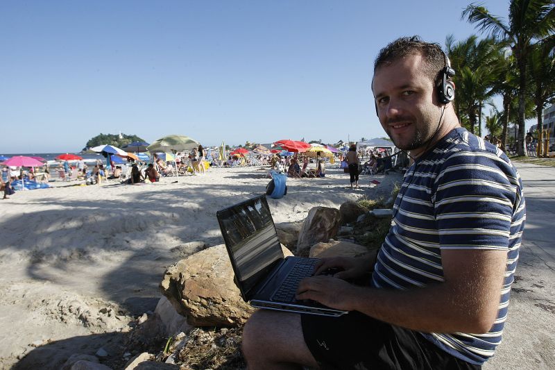 O professor Vinícius Druciaki aprovou a qualidade da conexão na orla | Jonathan Campos/Gazeta do Povo