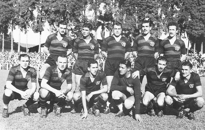 Atlético campeão paranaense de 1949, com Nilo Biazetto (segundo agachado da esquerda para direita): campanha de 11 vitórias em 12 jogos rendeu o apelido de Furacão |