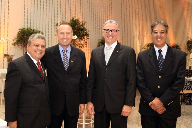 O engenheiro civil Joel Krüger (segundo à esq.) recebeu o presidente do Confea, José Tadeu da Silva, o presidente da FIEP-PR, Edson Campagnolo e o secretário de Estado de Infraestrutura e Logística, José Richa Filho, na noite de segunda-feira, no Espaço Torres, em solenidade que o empossou como novo presidente do Crea-PR (Conselho Regional de Engenharia e Agronomia do Paraná) | Joka Madruga