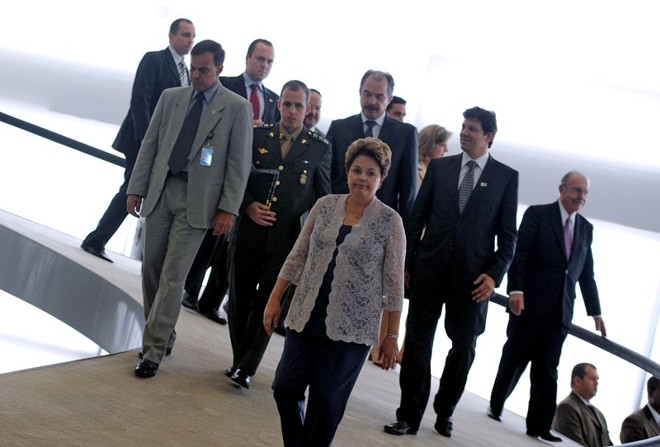 Dilma Rousseff chegando à reunião ministerial: