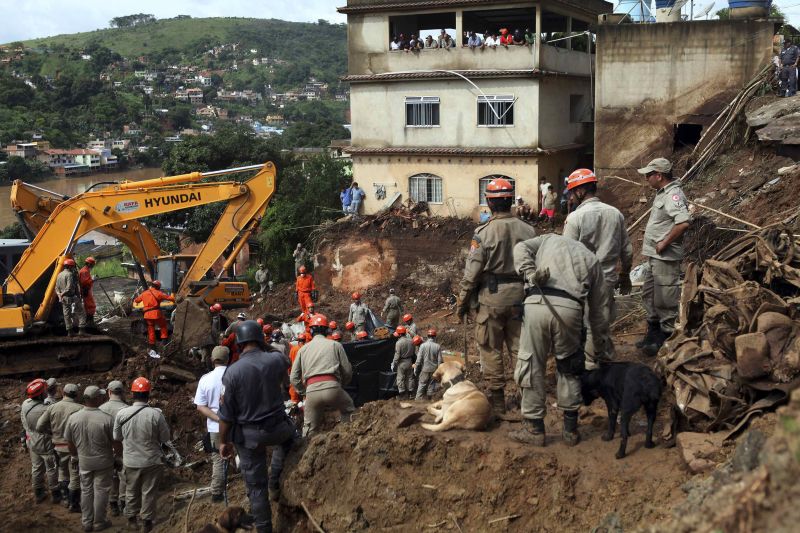 Bombeiros trabalham para resgatar os corpos de cinco pessoas da mesma família no distrito de Jamapará, em Sapucaia | REUTERS/Ana Carolina Fernandes