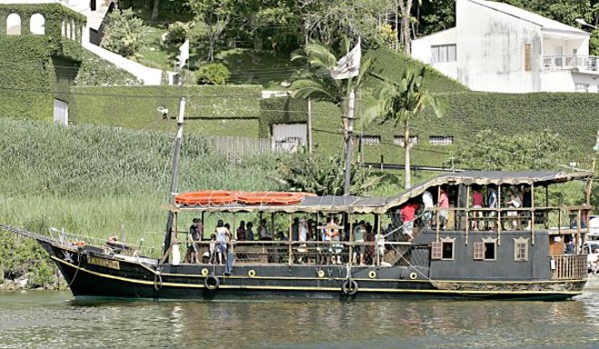 O Barco Pirata leva até 70 pessoas em cada um dos cinco passeios diários |