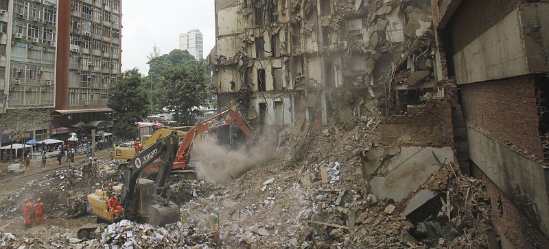 Escombros já foram quase completamente retirados do local do desabamento e a vida no centro do Rio deve voltar ao normal nesta segunda-feira | Ricardo Moraes/Reuters