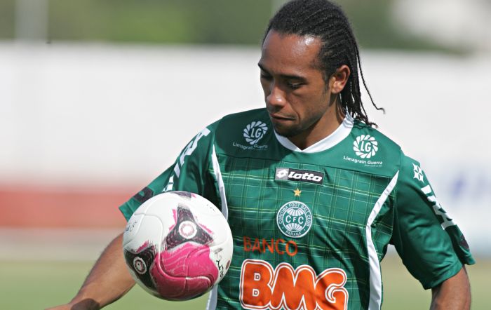 Everton Costa fraturou a clavícula durante treino nesta segunda-feira | Christian Rizzi / Gazeta do Povo