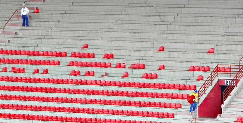 Retirada das cadeiras da Baixada se tornou o emblema da complicada situação da torcida. Com a Arena em obras, os atleticanos irão migrar para o acanhado Ecoestádio, no jogo de amanhã, contra o Roma | Daniel Castellano/ Gazeta do Povo