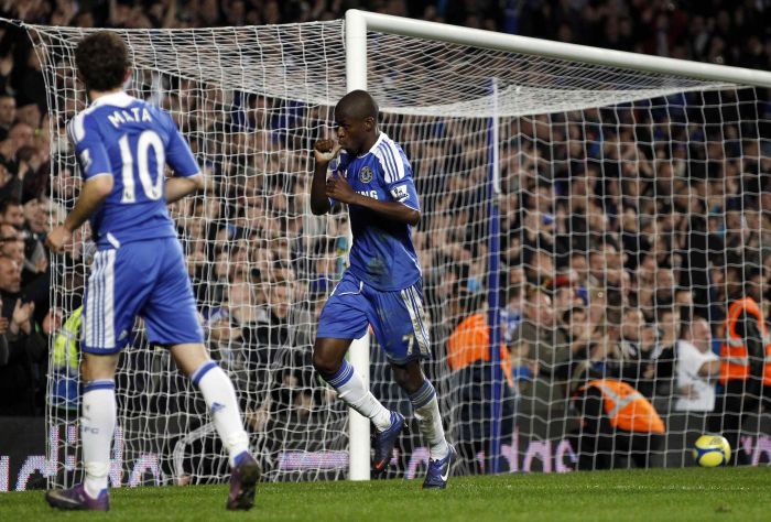 Ao lado do espanhol Mata, Ramires comemora um de seus gols na vitória por 4 a 0 do Chelsea sobre o Portsmouth | Stefan Wermuth/Reuters