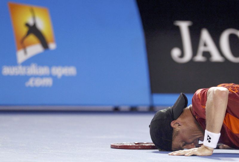 O australiano Lleyton Hewitt não foi páreo para o número 1 do mundo, Novak Djokovic, e mesmo com a ajuda da torcida local acabou sendo o último representante do país a cair nas chaves de simples | Daniel Munoz/ Reuters