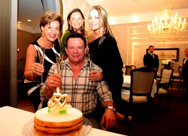 O médico Eliseu Portugal comemorou a chegada aos 50 em alto estilo, na noite de quinta-feira, com jantar no restaurante Dursky, onde assoprou velas ao lado das amigas Solange Elias, Beatriz Séra e Neuza Madalosso | Mauro Campos