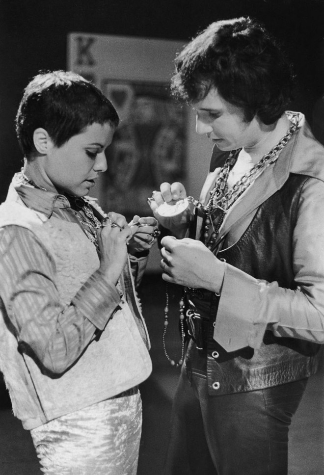 Com Roberto Carlos, amigo e rival em meados dos anos 1960. Elis chegou a criticar a Jovem Guarda, que tinha um programa de tevê concorrente na Record, mas os dois artistas acabariam se reaproximando em 1969, quando Elis interpretou