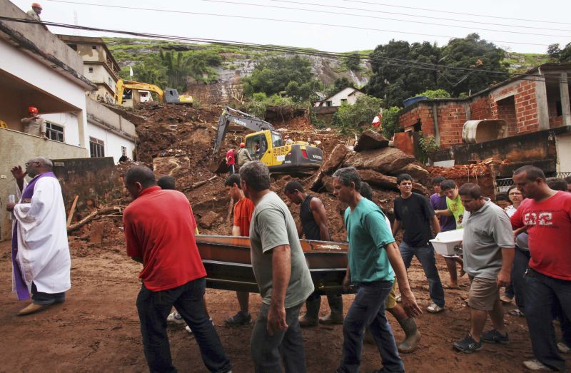 Parentes e amigos acompanham velório de vítimas de deslizamento de terra em Sapucaia, divisa com Minas Gerais | Ana Carolina Fernandes/ Reuters