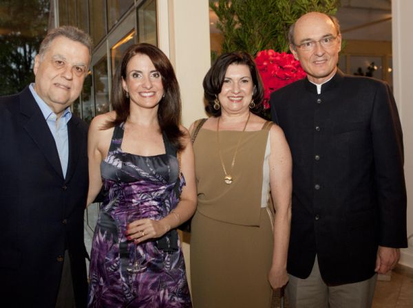 O executivo Emilson Alonso, do HSBC, na foto com a mulher Luciane Stephanes, foi alvo de homenagem no Castelo do Batel, quinta-feira, na festa preparada por Conrado Engel, atual presidente do banco no Brasil, com a esposa, Márcia | Silvio Aurichio