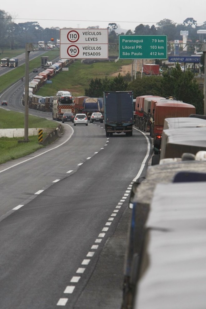 Fila de caminhões na BR-277 em abril de 2011: cena tem tudo para se repetir em 2012 | Daniel Castellano/ Gazeta do Povo
