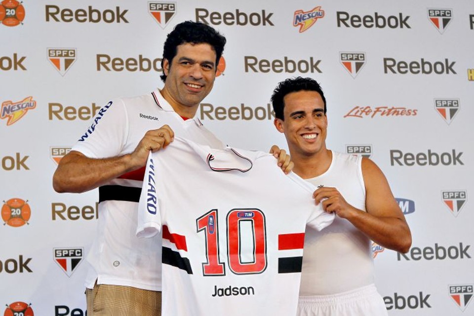 Com moral no São Paulo, Jadson recebe a 10 de Raí Raí presenteia Jadson com camisa que comemora o Mundial de 1992 | Jefferson Bernardes/ Vipcomm