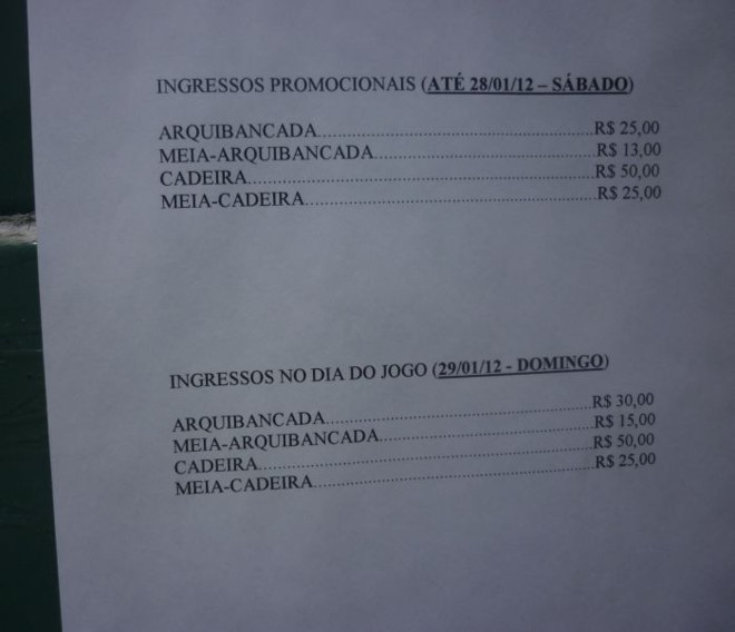 Papel afixado na entrada do Gigante do Itiberê no dia do jogo informa o valor de R$ 30 para a arquibancada |
