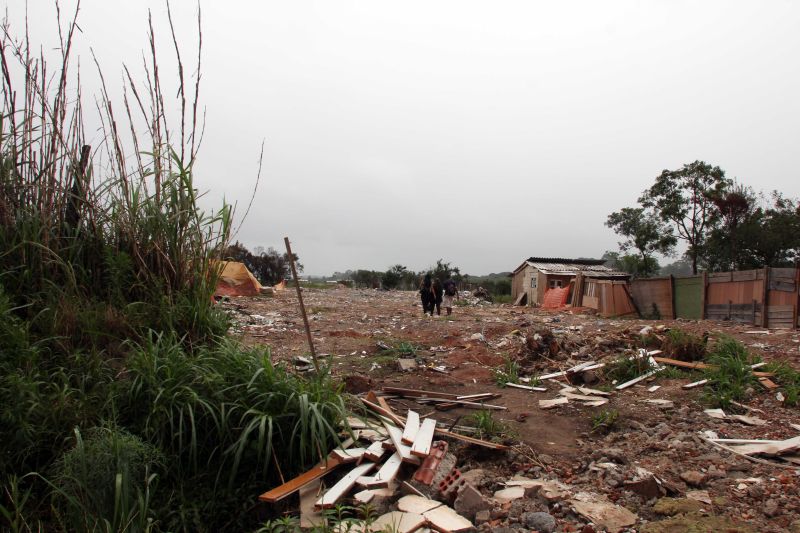 Terreno baldio na Caximba, próximo à divisa de Curitiba com Araucária: pilhas de lixo de construção perto de um córrego que deságua no Rio Barigui | Walter Alves / Gazeta do Povo