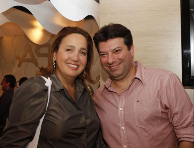 No Fashion Rio, o lounge de O Boticário recebeu celebri­­­dades como a atriz Claudia Gimenez, na foto com Sandro Rego, diretor de comunicação da empresa paranaense, que se prepara para participar de outro grande evento da moda brasileira, a São Paulo Fashion Week, também como patrocinadora | 