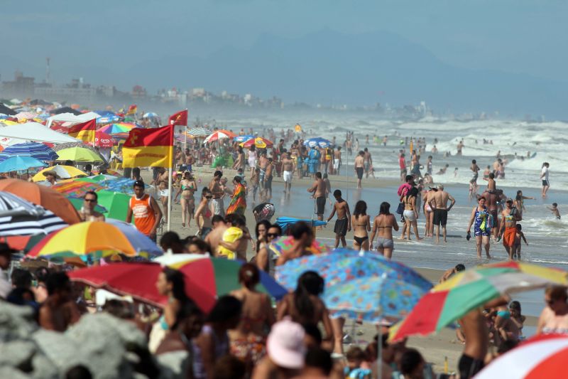 No balneário Riviera, em Matinhos, a praia ficou lotada com o dia ensolarado | Walter Alves/Gazeta do Povo