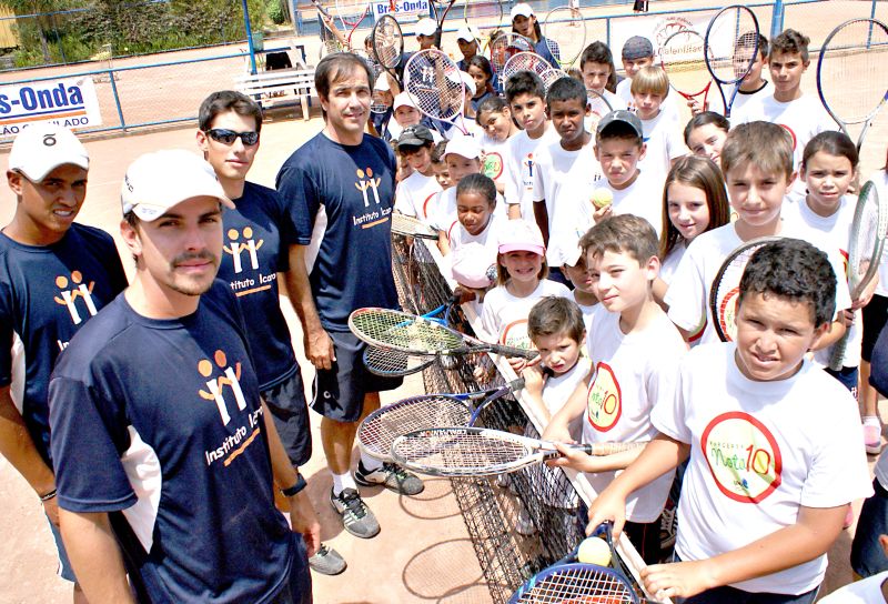 O tenista Eduardo Marcolin, o Duda (sem boné e óculos), comanda uma equipe de voluntários que ensina tênis a um grupo de 150 crianças no Instituto Ícaro: projeto foi criado após a morte do filho de Duda | Fotos: Andre Lima/Gazeta do Povo